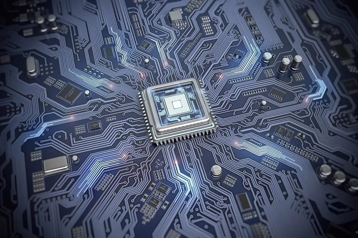 Close-up van een printplaat met een vierkante microchip, omringd door elektronische componenten