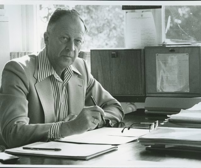 Jaap Kistemaker, founder of AMOLF and pioneer in uranium isotope separation, at his desk
